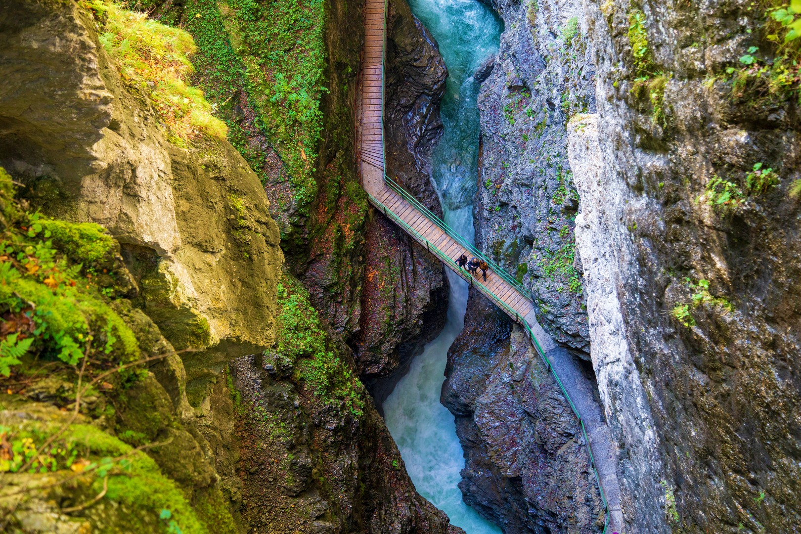 Breitachklamm im Sommer bei Oberstdorf - Schluchtwanderung mit Stegen und smaragdgrünem Wasser
