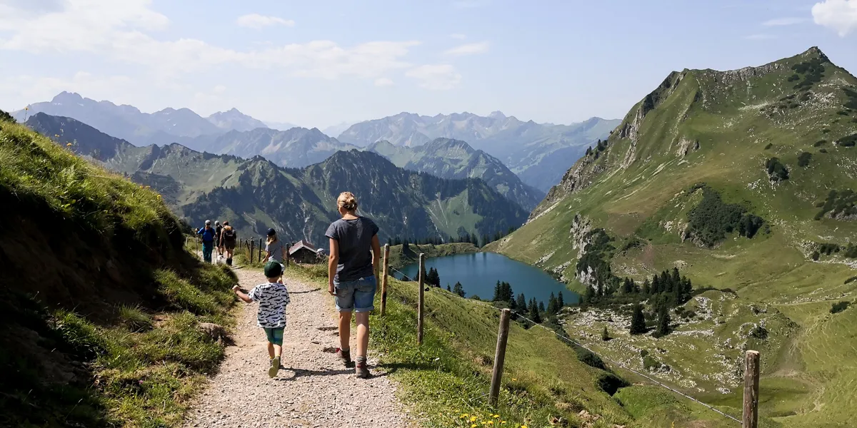 Panoramawandern am Nebelhorn in Oberstdorf - Aussicht ins Illertal, Allgäu, Bayern
