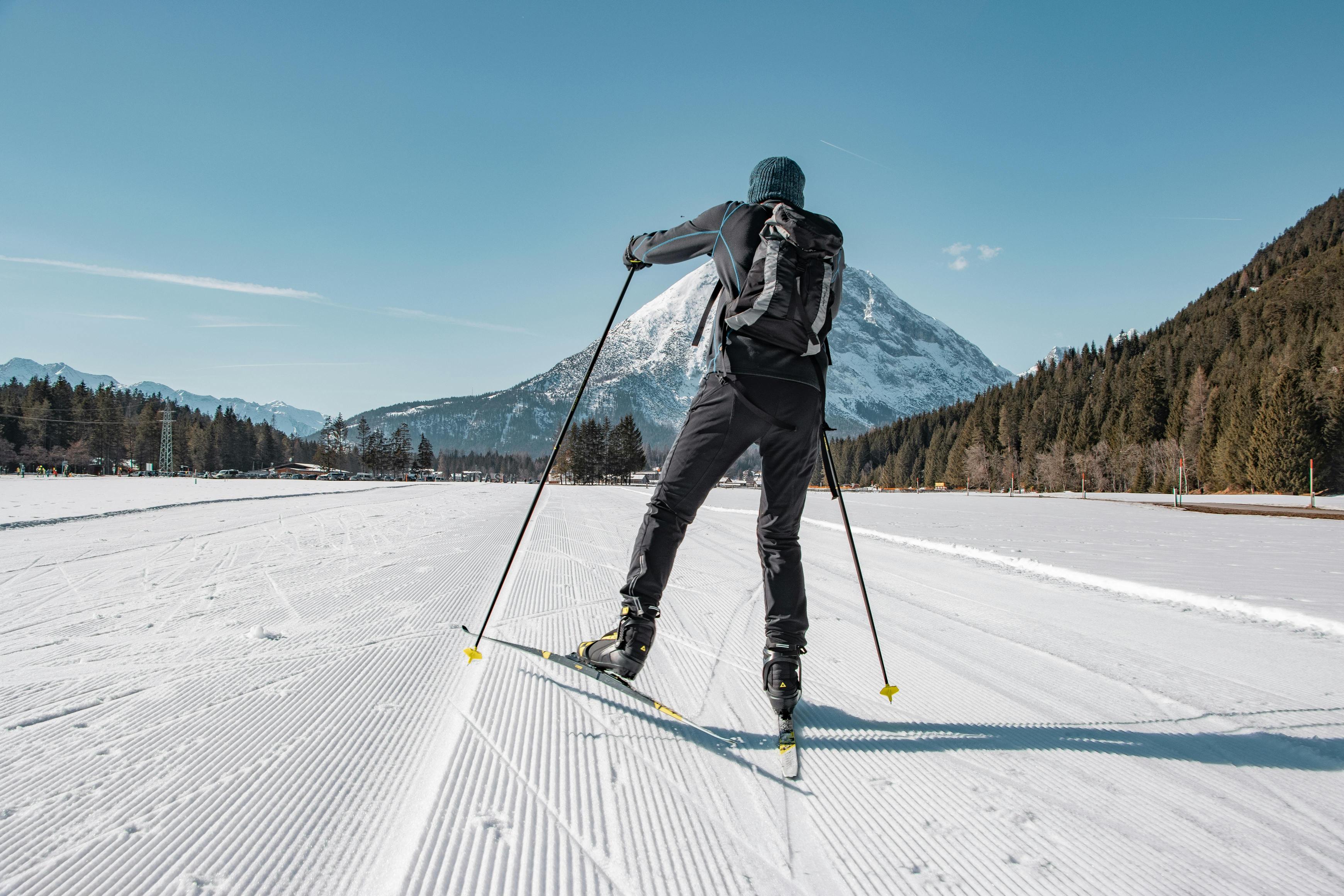Langläufer auf frisch gespurter Loipe im Stillachtal bei Oberstdorf mit Panorama von Nebelhorn und Fellhorn