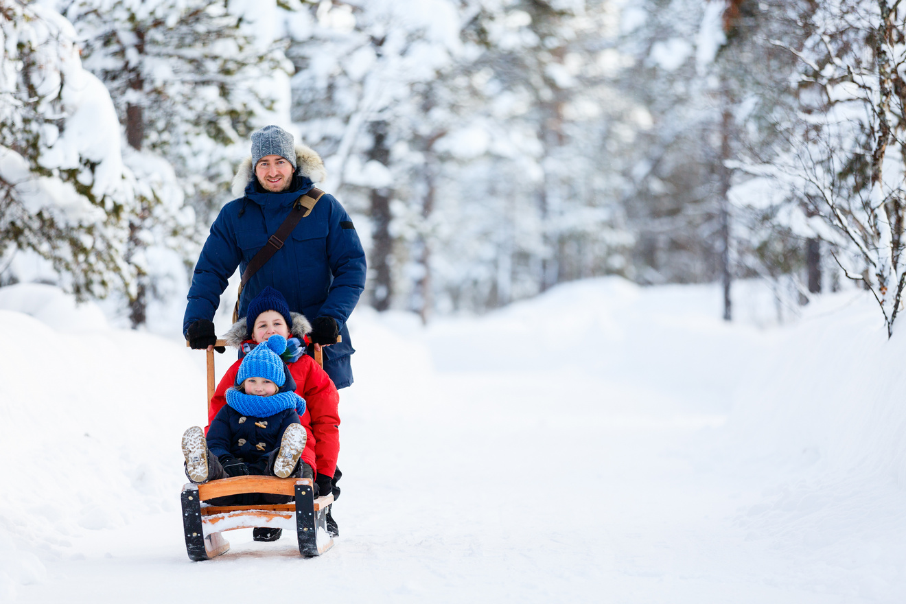 Familien rodeln am Söllereck auf kurviger Naturbahn bei Oberstdorf, Wintersonne und kompakter Schnee