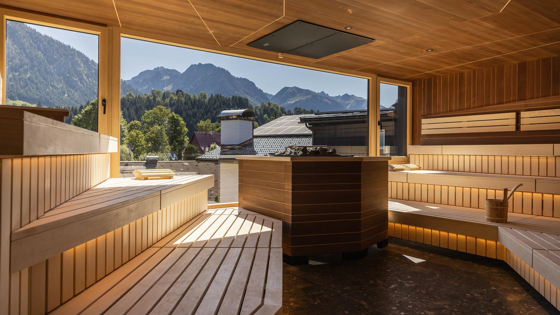 Entspannung in der Oberstdorf Therme mit warmen Innen- und Außenbecken nach einem Wintertag im Allgäu
